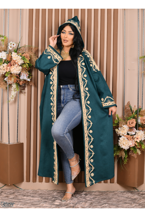 عباية نسائي شتوي لون أسود مطرزة بنقوشات من الأمام والأكمام والجيوب ومتصلة بقبعة
