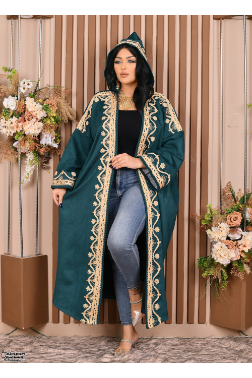 عباية نسائي شتوي لون أسود مطرزة بنقوشات من الأمام والأكمام والجيوب ومتصلة بقبعة