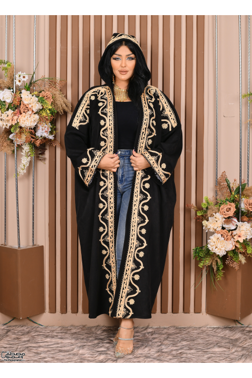 عباية نسائي شتوي لون أسود مطرزة بنقوشات من الأمام والأكمام والجيوب ومتصلة بقبعة