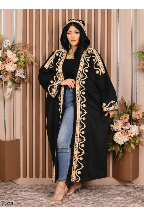 عباية نسائي شتوي لون أسود مطرزة بنقوشات من الأمام والأكمام والجيوب ومتصلة بقبعة