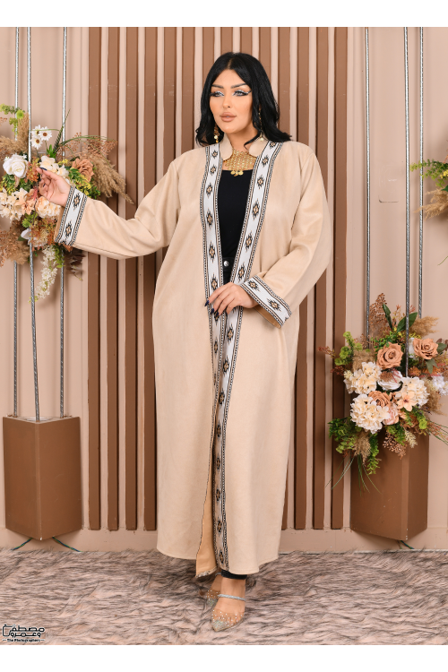 عباية نسائي شتوي بياقة لون بيج مطرزة بنقوشات من الأمام والأكمام