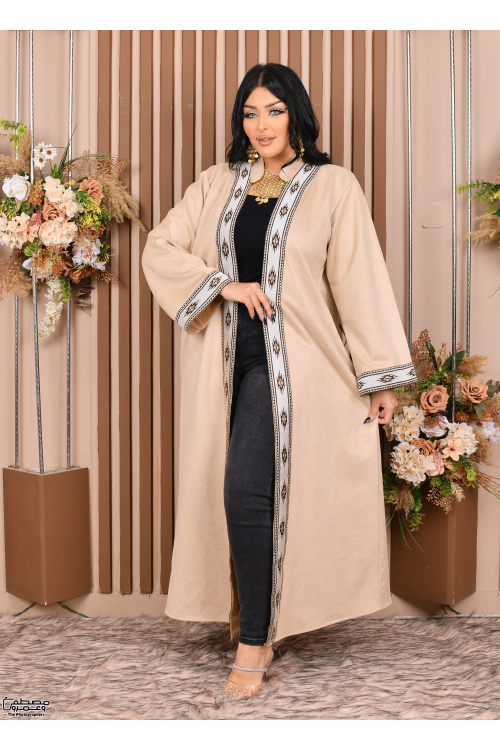 عباية نسائي شتوي بياقة لون بيج مطرزة بنقوشات من الأمام والأكمام