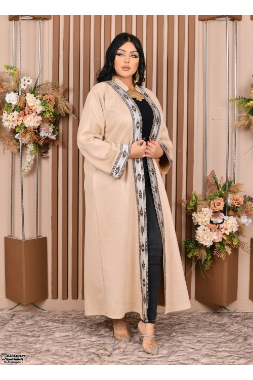 عباية نسائي شتوي بياقة لون بيج مطرزة بنقوشات من الأمام والأكمام