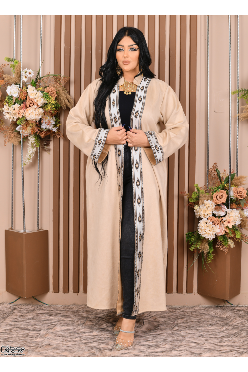 عباية نسائي شتوي بياقة لون بيج مطرزة بنقوشات من الأمام والأكمام