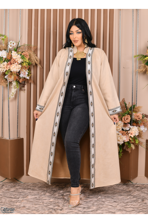 عباية نسائي شتوي بياقة لون بيج مطرزة بنقوشات من الأمام والأكمام