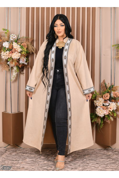 عباية نسائي شتوي بياقة لون بيج مطرزة بنقوشات من الأمام والأكمام