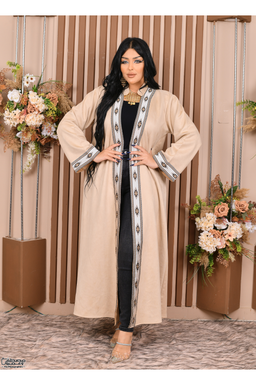عباية نسائي شتوي بياقة لون بيج مطرزة بنقوشات من الأمام والأكمام
