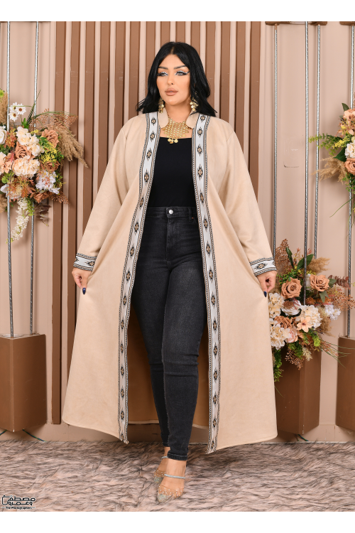 عباية نسائي شتوي بياقة لون بيج مطرزة بنقوشات من الأمام والأكمام