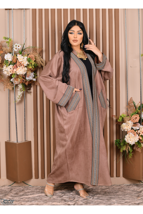 عباية نسائي شتوي بياقة لون بني مطرزة بنقوشات من الأمام والأكمام والجيوب