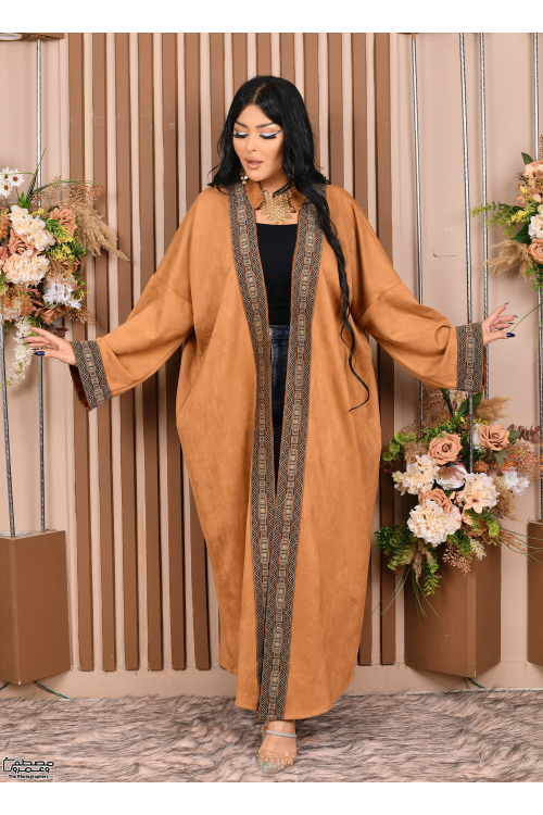 عباية نسائي شتوي بياقة مطرزة بنقوشات من الأمام والأكمام