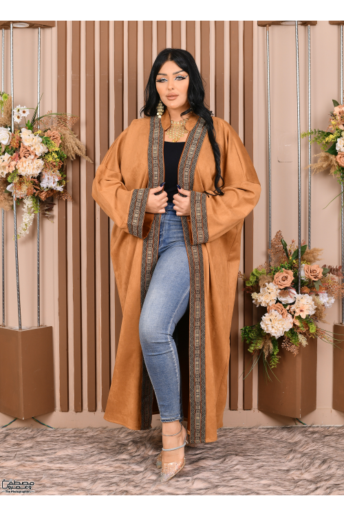 عباية نسائي شتوي بياقة مطرزة بنقوشات من الأمام والأكمام