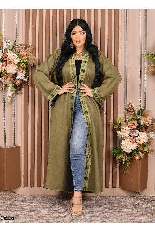 عباية نسائي شتوي بياقة مطرزة بنقوشات من الأمام والأكمام