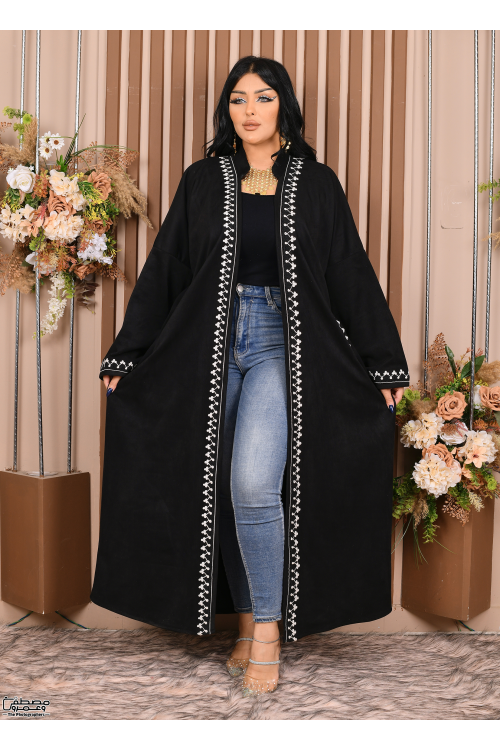 عباية نسائي شتوي بياقة لون أسود مطرزة بنقوشات من الأمام والأكمام والجيوب