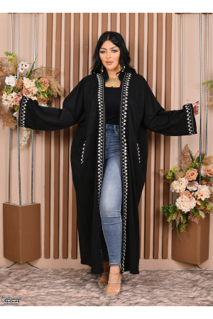 عباية نسائي شتوي بياقة لون أسود مطرزة بنقوشات من الأمام والأكمام والجيوب 