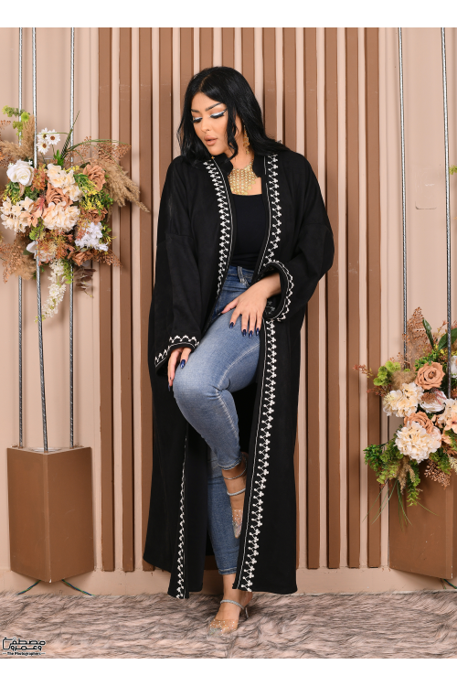 عباية نسائي شتوي بياقة لون أسود مطرزة بنقوشات من الأمام والأكمام والجيوب