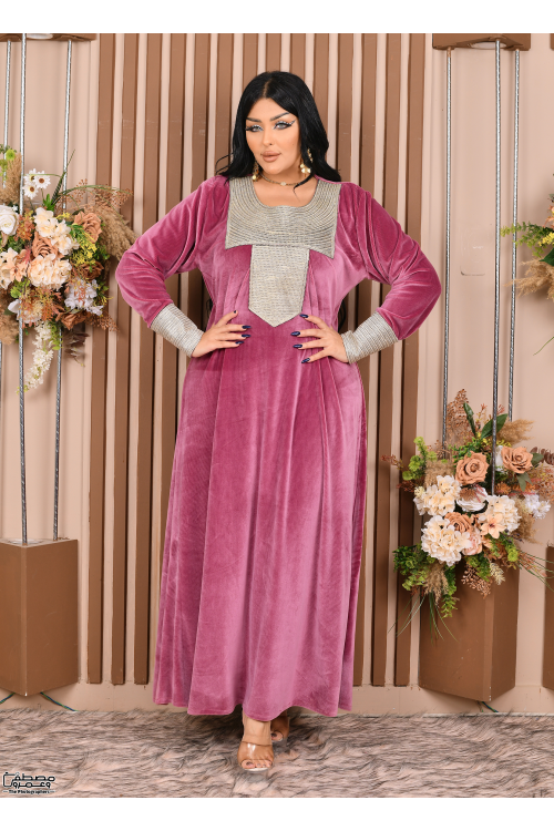 جلابية نسائي شتوي مخمل  مطرزة بنقوشات من الأمام والأكمام