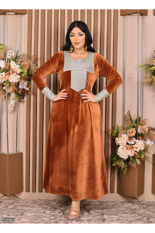 جلابية نسائي شتوي مخمل  مطرزة بنقوشات من الأمام والأكمام