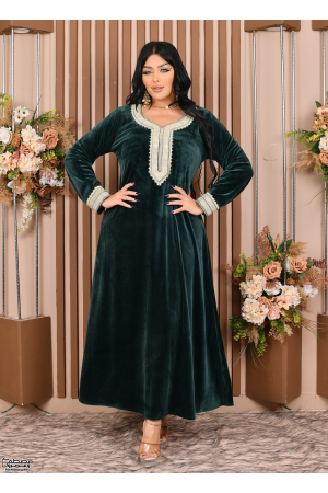 جلابية نسائي شتوي مخمل لون أخضر مطرزة بنقوشات من الأمام والأكمام 