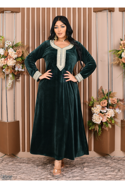 جلابية نسائي شتوي مخمل لون أخضر مطرزة بنقوشات من الأمام والأكمام