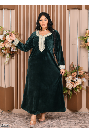 جلابية نسائي شتوي مخمل لون أخضر مطرزة بنقوشات من الأمام والأكمام 