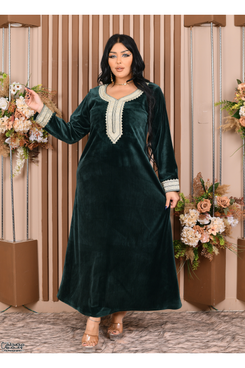 جلابية نسائي شتوي مخمل لون أخضر مطرزة بنقوشات من الأمام والأكمام