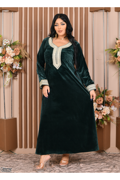 جلابية نسائي شتوي مخمل لون أخضر مطرزة بنقوشات من الأمام والأكمام