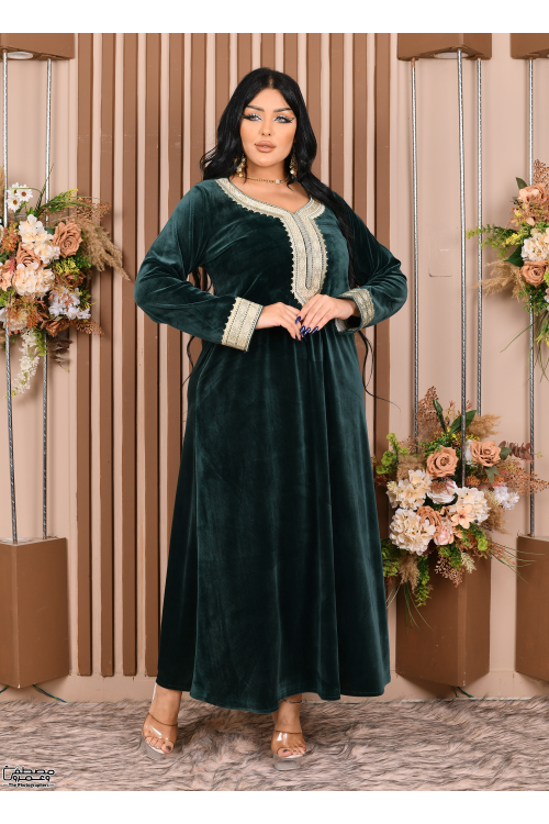 جلابية نسائي شتوي مخمل لون أخضر مطرزة بنقوشات من الأمام والأكمام