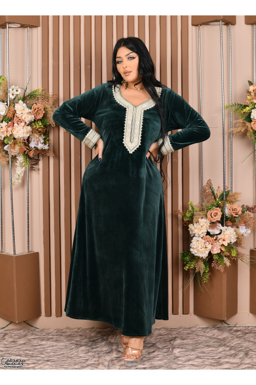 جلابية نسائي شتوي مخمل لون أخضر مطرزة بنقوشات من الأمام والأكمام