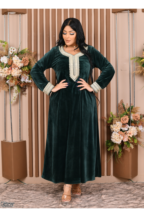 جلابية نسائي شتوي مخمل لون أخضر مطرزة بنقوشات من الأمام والأكمام