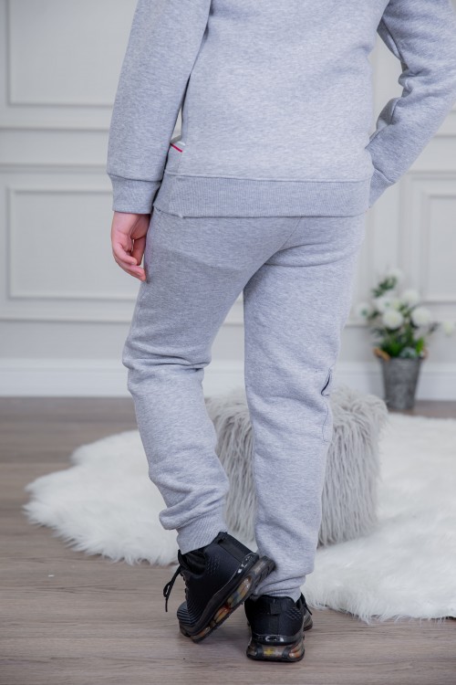 طقم ولادي أنيق قطعتين لون رمادي أكمام طويلة مع كتابة أمامية و بنطلون بجيوب و مطاط من الأسفل