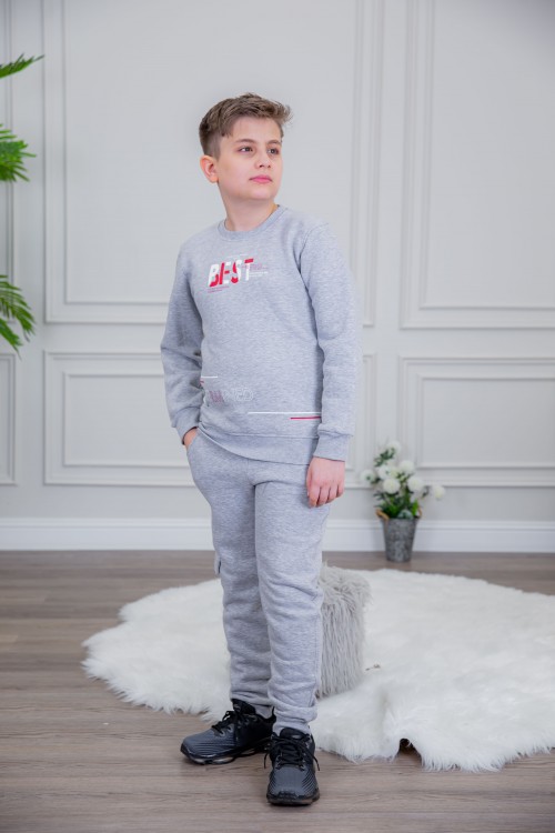 طقم ولادي أنيق قطعتين لون رمادي أكمام طويلة مع كتابة أمامية و بنطلون بجيوب و مطاط من الأسفل