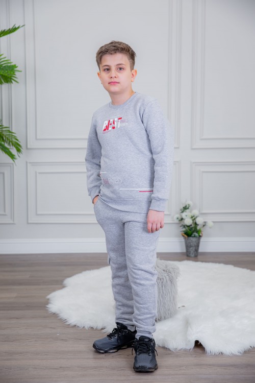 طقم ولادي أنيق قطعتين لون رمادي أكمام طويلة مع كتابة أمامية و بنطلون بجيوب و مطاط من الأسفل