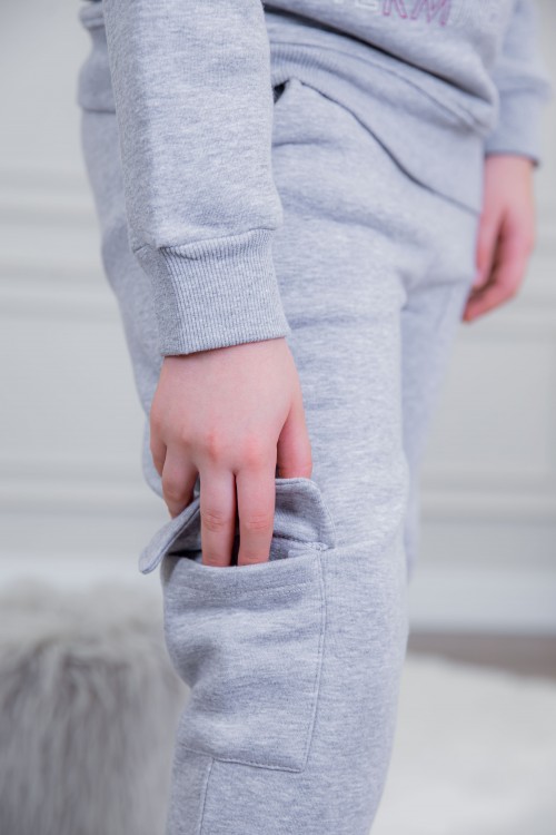 طقم ولادي أنيق قطعتين لون رمادي أكمام طويلة مع كتابة أمامية و بنطلون بجيوب و مطاط من الأسفل