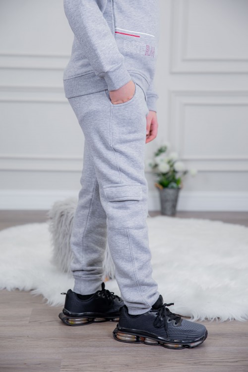 طقم ولادي أنيق قطعتين لون رمادي أكمام طويلة مع كتابة أمامية و بنطلون بجيوب و مطاط من الأسفل