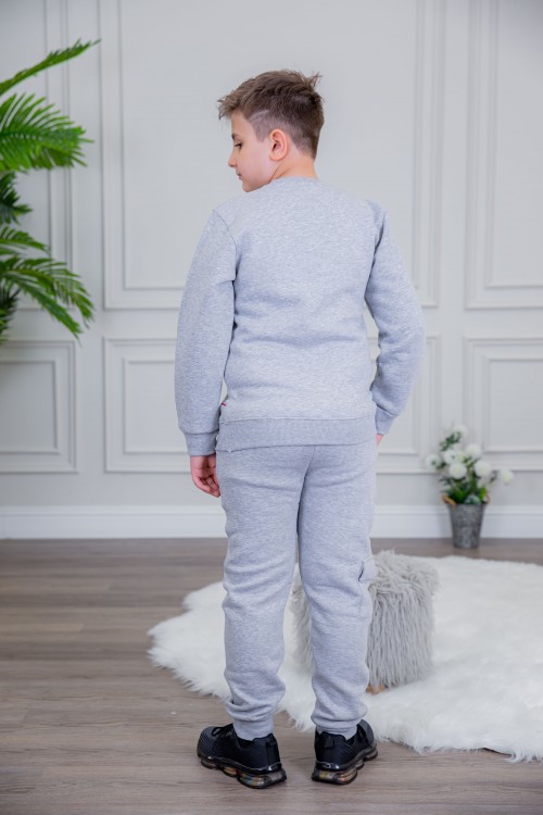 طقم ولادي أنيق قطعتين لون رمادي أكمام طويلة مع كتابة أمامية و بنطلون بجيوب و مطاط من الأسفل