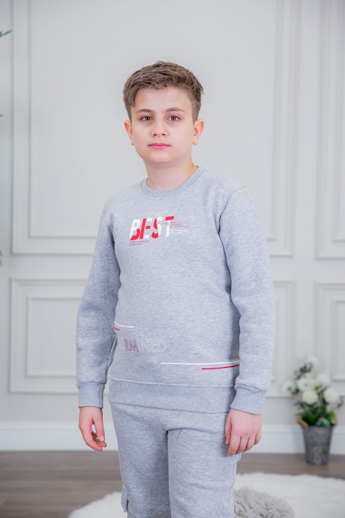 طقم ولادي أنيق قطعتين لون رمادي أكمام طويلة مع كتابة أمامية و بنطلون بجيوب و مطاط من الأسفل