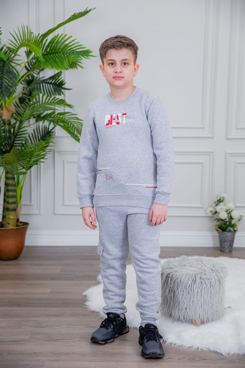 طقم ولادي أنيق قطعتين لون رمادي أكمام طويلة مع كتابة أمامية و بنطلون بجيوب و مطاط من الأسفل