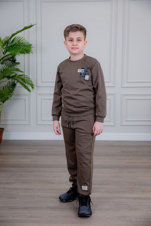 طقم ولادي أنيق قطعتين لون بني أكمام طويلة مع كتابة أمامية و بنطلون بجيوب و مطاط من الأسفل