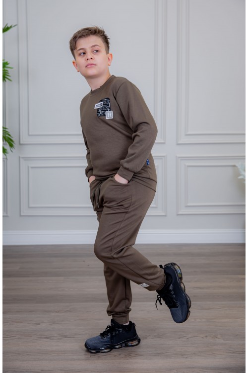 طقم ولادي أنيق قطعتين لون بني أكمام طويلة مع كتابة أمامية و بنطلون بجيوب و مطاط من الأسفل