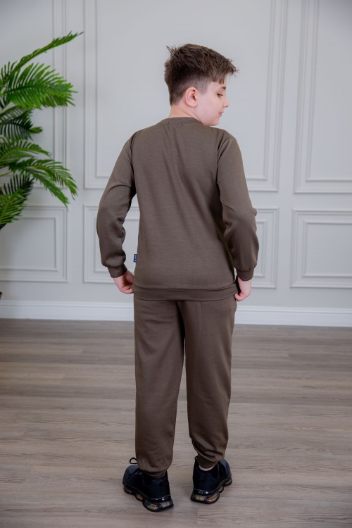 طقم ولادي أنيق قطعتين لون بني أكمام طويلة مع كتابة أمامية و بنطلون بجيوب و مطاط من الأسفل