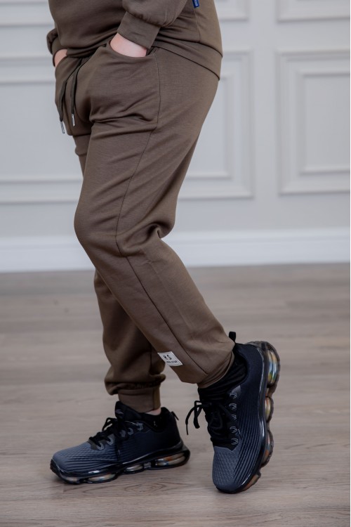 طقم ولادي أنيق قطعتين لون بني أكمام طويلة مع كتابة أمامية و بنطلون بجيوب و مطاط من الأسفل