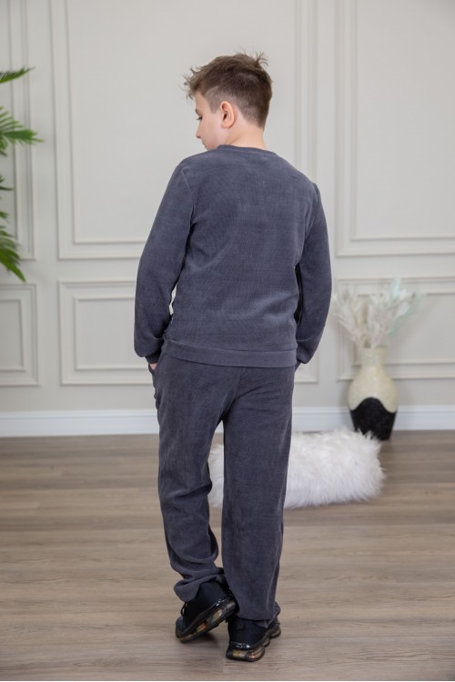 طقم ولادي أنيق قطعتين لون كحلي أكمام طويلة مع كتابة أمامية و بنطلون بجيوب و مطاط من الأسفل