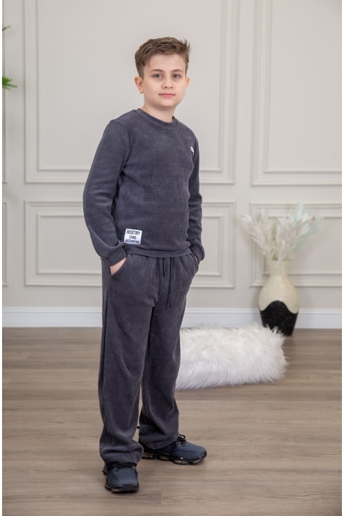 طقم ولادي أنيق قطعتين لون كحلي أكمام طويلة مع كتابة أمامية و بنطلون بجيوب و مطاط من الأسفل