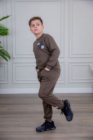 طقم ولادي أنيق قطعتين لون بني أكمام طويلة مع كتابة أمامية و بنطلون بجيوب و مطاط من الأسفل