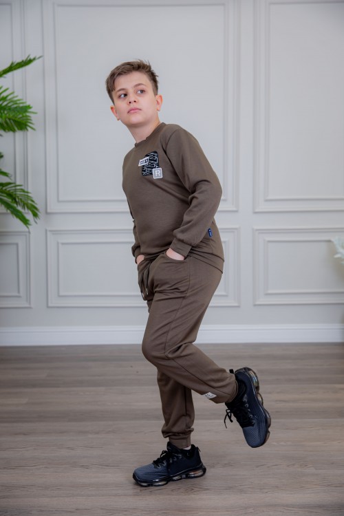 طقم ولادي أنيق قطعتين لون بني أكمام طويلة مع كتابة أمامية و بنطلون بجيوب و مطاط من الأسفل