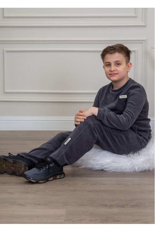 طقم ولادي أنيق قطعتين لون كحلي أكمام طويلة مع كتابة أمامية و بنطلون بجيوب و مطاط من الأسفل