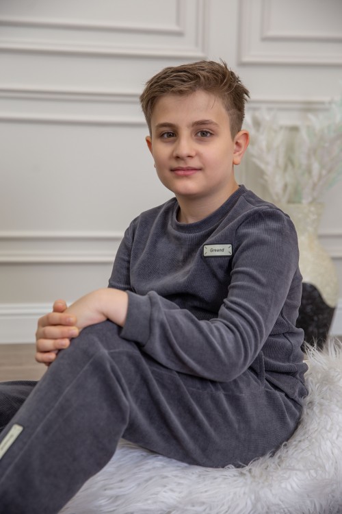 طقم ولادي أنيق قطعتين لون كحلي أكمام طويلة مع كتابة أمامية و بنطلون بجيوب و مطاط من الأسفل