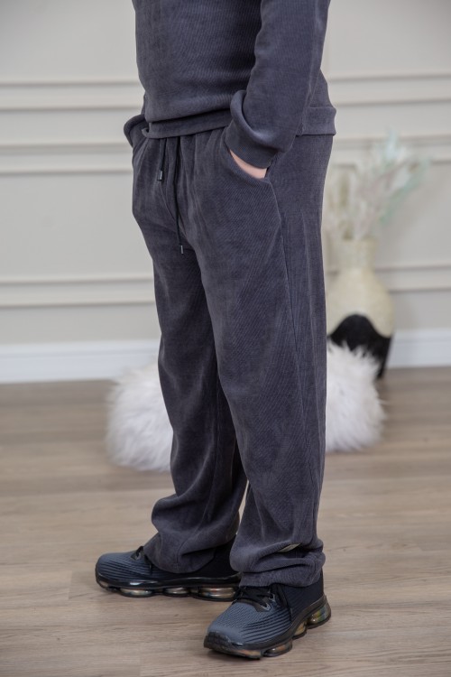 طقم ولادي أنيق قطعتين لون كحلي أكمام طويلة مع كتابة أمامية و بنطلون بجيوب و مطاط من الأسفل