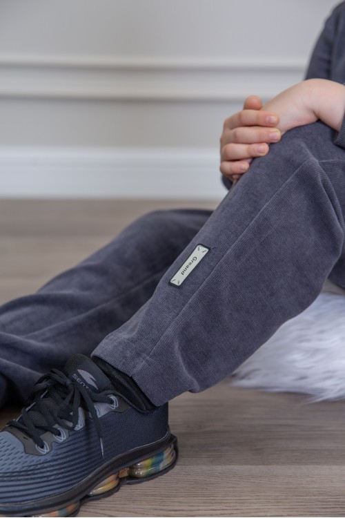 طقم ولادي أنيق قطعتين لون كحلي أكمام طويلة مع كتابة أمامية و بنطلون بجيوب و مطاط من الأسفل