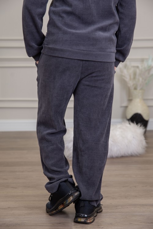 طقم ولادي أنيق قطعتين لون كحلي أكمام طويلة مع كتابة أمامية و بنطلون بجيوب و مطاط من الأسفل